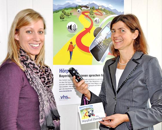 Martina Eglauer und Nadine Maschke (v. r.) präsentieren das kostenlose VHS-Projekt »Ein Hörpfad für Ebersberg«. 	Foto: sf