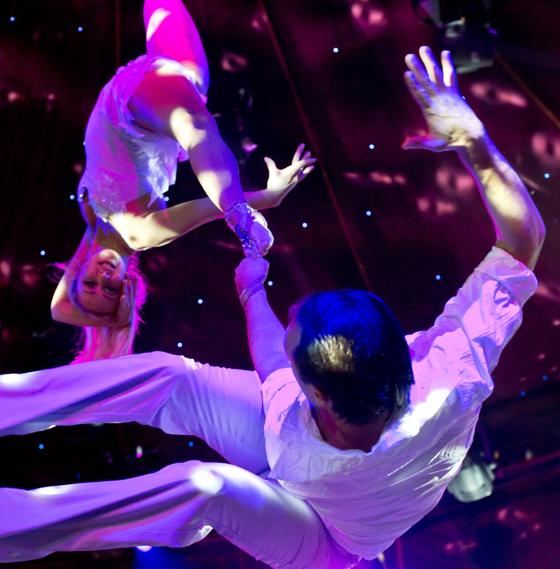 Wo Leidenschaft Flügel bekommt: »Flight of Passion« zeigen im Teatro-Zelt über den Zuschauerköpfen atemberaubende Artistik am Seil. Foto: VA