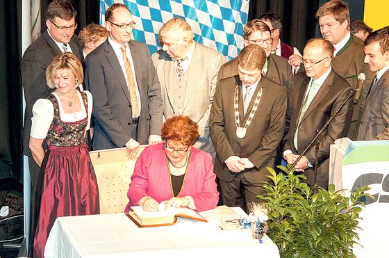 Dicht umringt: Die Landtagspräsidentin trägt sich ins Goldene Buch von Haimhausen ein.	Foto: VA