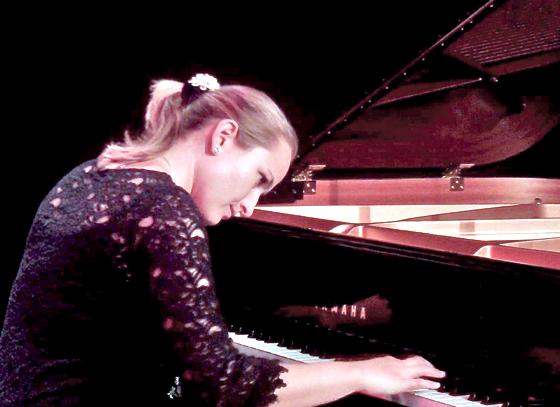 Pianistin Cornelia Malecki präsentiert ihr Können bei der Vernissage von Ingeborg Gruner.	Foto: VA