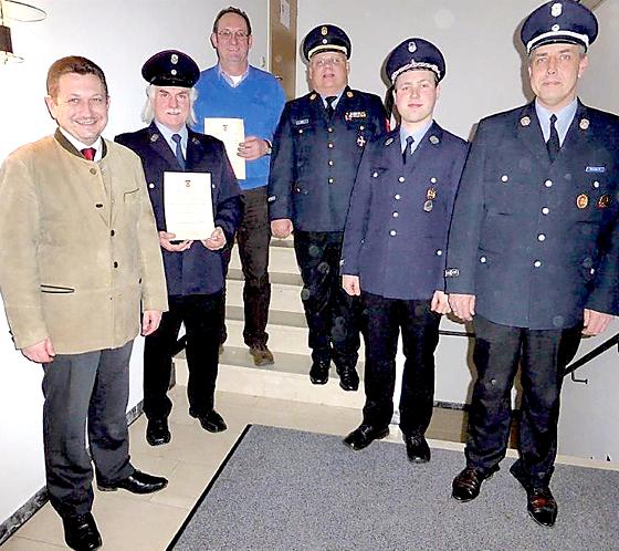 Bürgermeister Klaus Korneder (links) ist stolz auf »seine« Feuerwehr.	Foto: Privat
