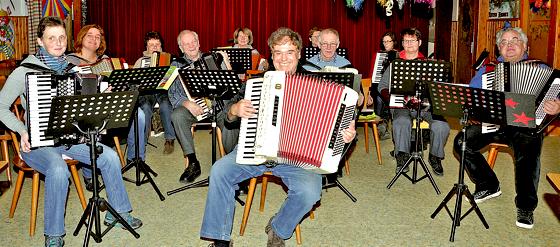 Der Musiklehrer Werner Hobelsberger (vorne, Mitte) leitet seit über 40 Jahren den Akkordeon Club München Nord-Ost. Foto: Sybille Föll