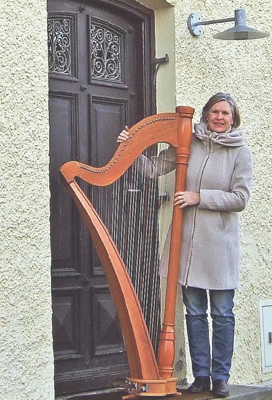 Trotz Umzugsstress kann die Leiterin der Sauerlacher Musikschule, Ulrike Both, noch lächeln: Anfang März zieht sie in das Alte Forsthaus um.	Foto: Pietsch