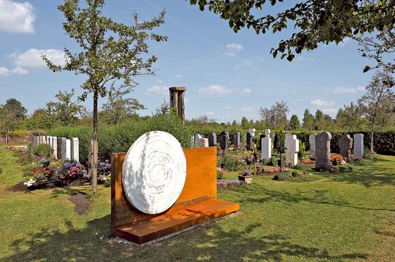 Die Grabflächen auf dem Riemer Friedhof liegen teilweise nur leicht erhoben in der Wiesenlandschaft. Auch Steineinfassungen sind möglich.	Foto: Robert Dreher