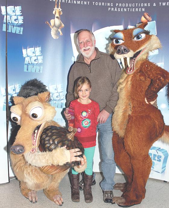 Bei Ice Age in der Olympiahalle: Opa Ewald und Enkelin Lena waren begeistert von der Familienshow und natürlich ganz besonders von Scrat und Scratte: 	Foto: sh