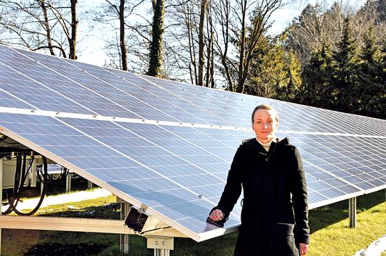 Sie muss den Überblick behalten: Die Klimaschutzmanagerin Ottilie Arz bei einer Besichtigung der Photovoltaikanlage im Ebersberger Klärwerk. 	Foto: Sybille Föll