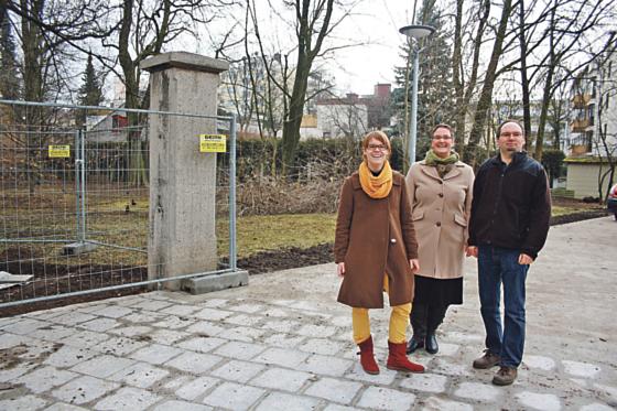 Jennifer Brichzin, Daniela Schäfer und Robert Kulzer (von links) vor dem städtischen Grundstück in der Baumkirchner Straße 22 b. Der BA 14 würde das Berg am Laimer Kulturzentrum am liebsten dort bauen lassen.	Foto: js
