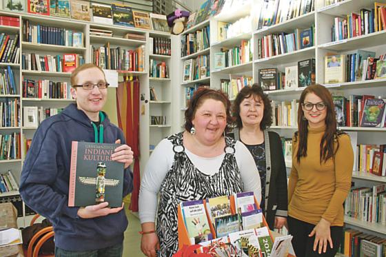 Buchladen-Mitarbeiter Daniel Peschl, Manuela Ikwuazom, Lydia Eisner und Daniela Kurz im Tauschbuchladen in der Aschenbrennerstraße (v. l.). 	Foto: js