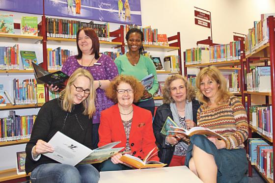 Eva Fetzer (2. v. l., vorne), hier mit einigen Mitarbeiterinnen: Die Arbeit in der Schwabinger Bücherei ist auch eine Herausforderung. 	 Foto: Kirsten Ossoinig