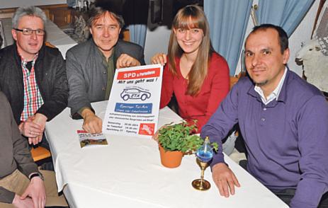 Michael Rüffer, Bernhard Wagner und Tochter Magdalena sowie Thomas Verhoeven (v. l.) rufen die Egmatinger zum Carsharing auf. 	Foto: Sybille Föll