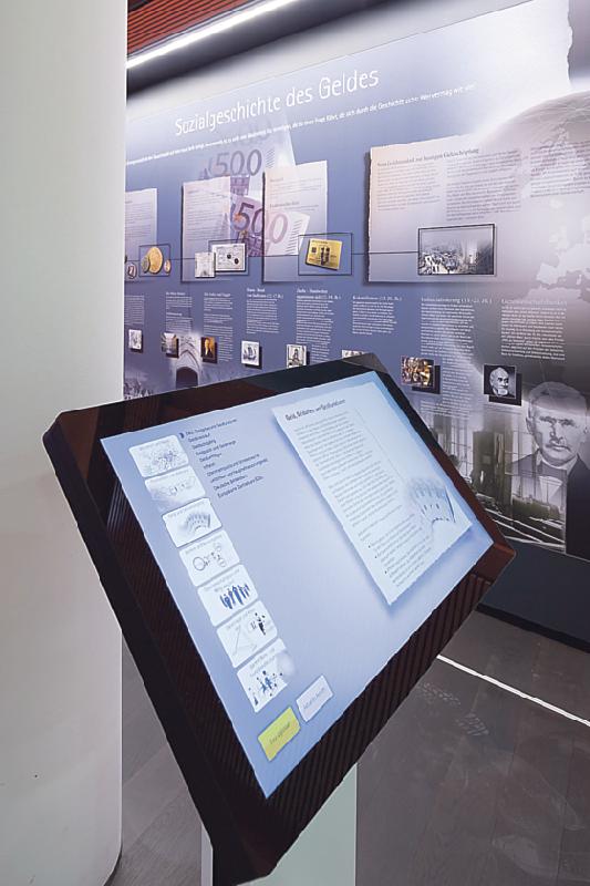 An interaktiven Tische können sich die Besucher über die Geschichte des Geldes informieren. Foto: VA