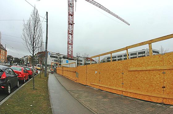 Heftig umstritten  aber dennoch bald fertig: Ein weiteres Gesundheitszentrum am Giesinger Bahnhof soll Ende des Jahres seine Pforten öffnen. Foto: HH