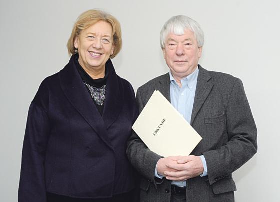 Eine Dankesurkunde des Bayerischen Innenministers erhielt Professor Peter Lemmen aus den Händen von Landrätin Johanna Rumschöttl. 	Foto: VA