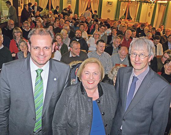Die drei Bürgermeisterkandidaten standen Rede und Antwort (v.l.): Paul Fröhlich (CSU), Barbara Bogner (UBV) und Axel Horn (Grüne).	Foto: K. Kohnke