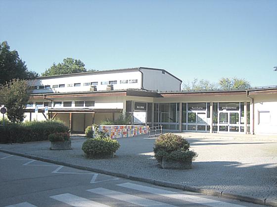Der Abriss der Schulen an der Gluckstraße ist beschlossene Sache. Auch Schwimmbad und Bücherei müssen weichen. Über Standort und Größe der Nachfolger wird diskutiert.
