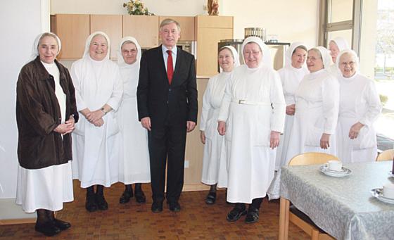 Bei seinem Rundgang sprach Altbundespräsident Horst Köhler auch mit einigen Schwestern des Alten- und Pflegeheims St. Michael. Foto: privat