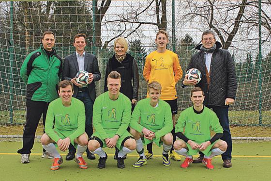 Der TSV Grünwald freut sich über die neuen Trikots für die A-Jugend der Fußballabteilung. Foto: VA