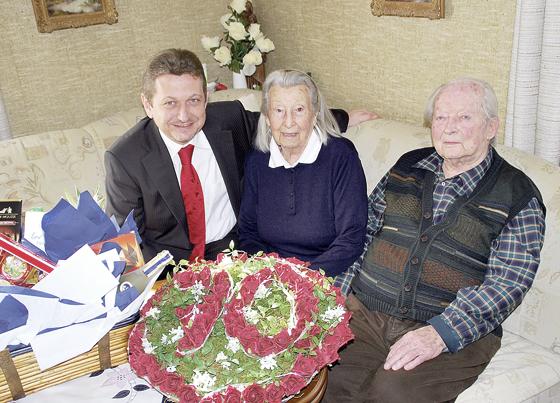 Bürgermeister Korneder gratuliert dem Ehepaar Weiner zum 70. Hochzeitstag	Foto: privat