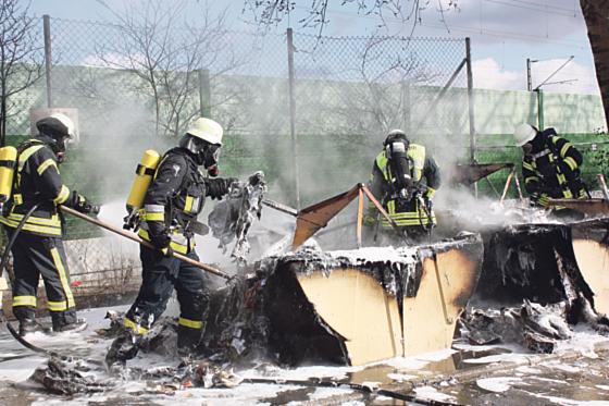 Tatkräftig löschte die Freiwillige Feuerwehr Haar die brennenden Container. Foto: FFW Haar