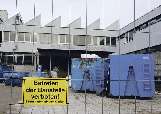 Die Abrissarbeiten am Gymnasium Ottobrunn sind angelaufen.	Foto: Angela Boschert