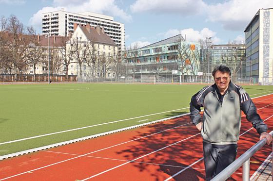 Der TSV München Ost hat etwa 3500 Mitglieder  aber nur ein kleines Sportgelände mitten im Wohngebiet. Viele Sportler des Vereins müssen ausweichen, sagt Vorstand Hans-Ulrich Hesse, der auch Kreisvorsitzender des BLSV ist. 	Foto: bs