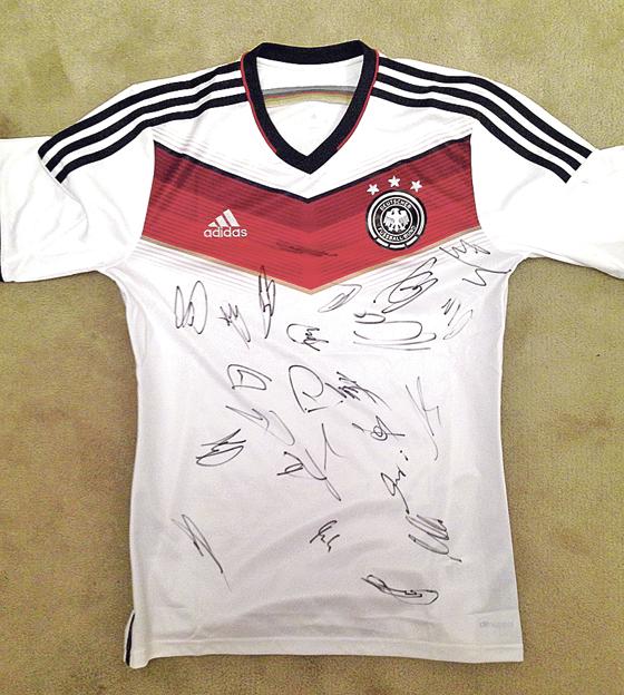Versteigert wird ein Original-Trikot der deutschen Nationalmannschaft, das BFV-Präsident Dr. Rainer Koch zur Verfügung gestellt hat.	Foto: VA