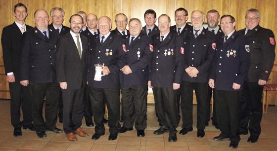 Dorfens Bürgermeister Grundner hat seit 25 Jahren aktive Feuerwehrmitglieder geehrt.
