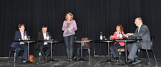 Elisabeth Platzer, Toni Ried, Claudia Pfrang, Rosemarie Will und Martin Schedo diskutierten das Thema »Soziale Not  auch in Ebersberg« (von links). 	Foto: sf