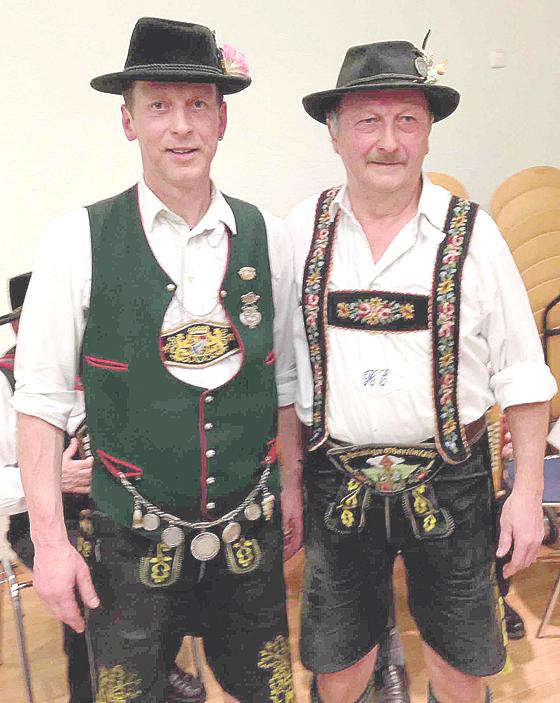 Peter Lallinger (links) und Hermann Edelmann präsentieren sich in ihren Trachten.	Foto: VA