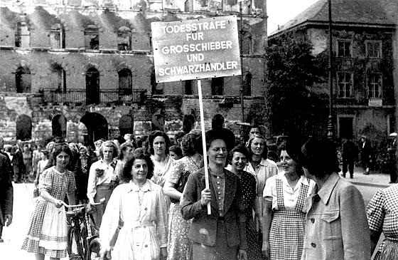 Ganz unter dem Eindruck der Mangelwirtschaft in den Nachkriegsjahren: Protestmarsch von Münchner Hausfrauen in der Brienner Straße, 1948.  	Foto: Wilhelm Nortz; Stadtarchiv München, NK-Stl-0041