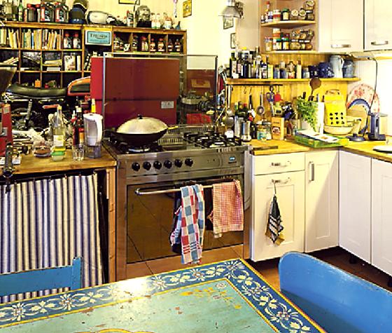 Blick in Küchen an der Tegernseer Landstraße: Individuelle Gemütlichkeit statt normiertes Design. 	Foto: Verena Hägler
