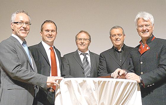 Amtsinhaber Günter Heyland (FWN@U), Tobias Heberlein (SPD N-U), Karl Heinz Eisfeld (Leiter VHS SüdOst), Kilian Körner (Grünen) und Hartmut Lilge (CSU) nach der Podiumsdiskussion (v. l.). 	Foto: Boschert
