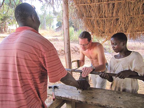 Jakob Schneegans berichtet beim Stammtisch über seine Eindrücke aus Afrika. 	Foto: Verein