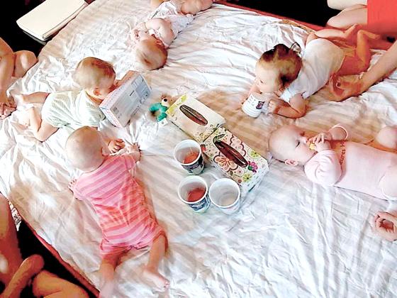 Acht Babys mit Vätern oder Müttern: Der richtige Rahmen für eine intensive Zeit.	Foto: VA