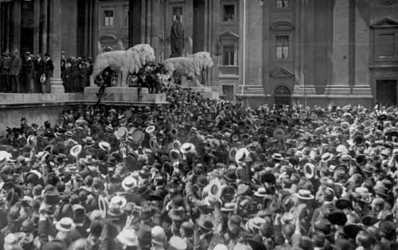 Erster Mobilmachungstag, 2. August 1914: Menschenmenge vor der Feldherrnhalle am Odeonsplatz,  Fotograf: unbekannt. 	Foto: Stadtarchiv München Signatur: Pk-Erg-09-0046