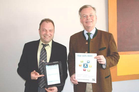 Hauptamtsleiter Peter Gantner (links) und Bürgermeister Jan Neusiedl freuen sich über die neue Bürger-App. 	Foto: hol