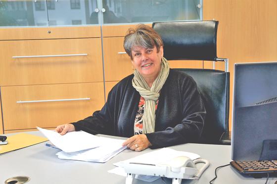 Die Unterlagen auf ihrem Schreibtisch sind geordnet, Bürgermeisterin Angelika Steidle ist bereit, die Arbeit an ihren Nachfolger zu übergeben. 	Foto: hw