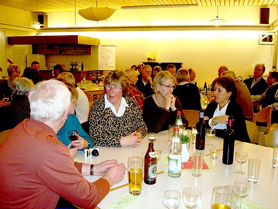 Bei gutem Essen und netten Gesprächen verbrachten etwa 60 Ehrenamtliche Helfer des Ottobrunner Tisches einen schönen Abend.	Foto: Eva-Maria Stiebler