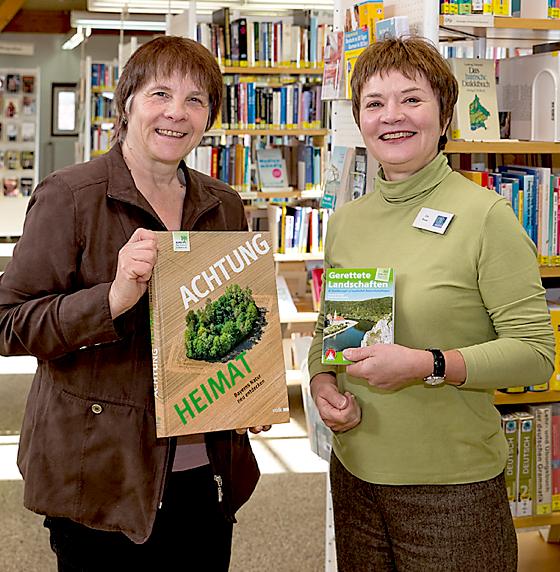 Monika Pokorny (links) überreichte Ute Raab die Buchgeschenke.  	Foto: Hans Pokorny