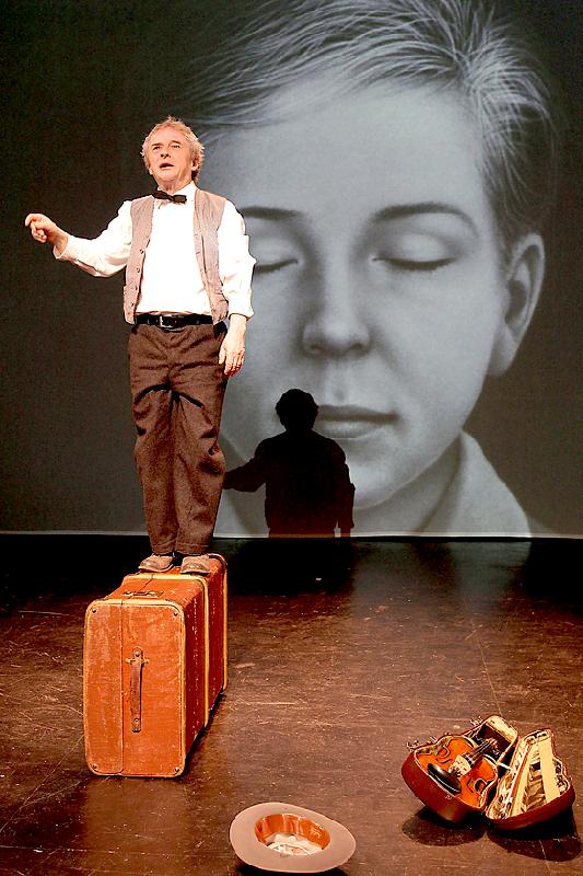 Szene aus »Der Sammler der Augenblicke« mit Gerd Lohmeyer. 	Foto: Metropoltheater München