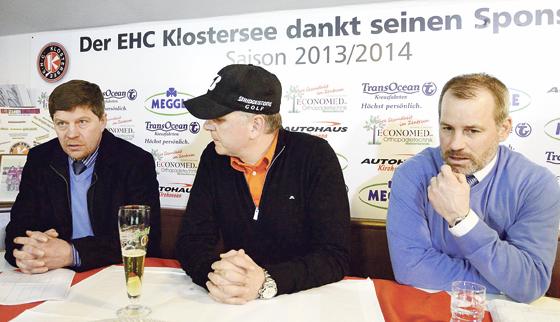 Die letzte Pressekonferenz des scheidenden EHC-Trainers Doug Irwin (rechts)  hier mit Präsident Alexander Stolberg (Mitte) und Sergej Waßmiller, Coach des Play-Off-Gegners Bayreuth Tigers. Foto: smg/Nicky Alexander