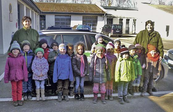 Wie arbeitet die Erdinger Polizei? 16 Kinder des Montessori Kinderhauses durften es hautnah erleben. 	Foto: privat