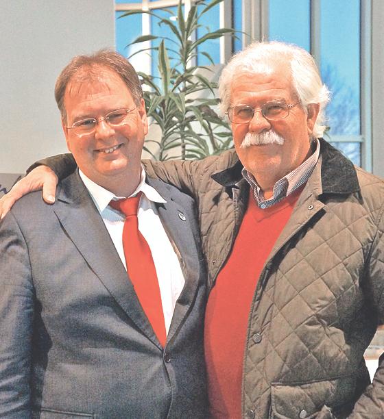 Zu den ersten Gratulanten des wiedergewählten Bürgermeisters Wolfgang Panzer gehörte sein Vater, Volker Panzer. 	Foto: hw