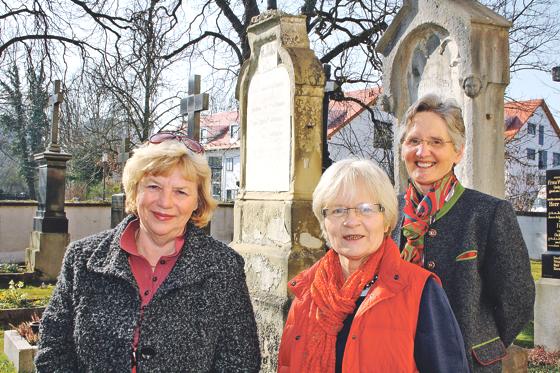 Johanna Salzhuber, Kathrin Koop und Cornelia Scheurer (v. l.) auf dem alten Moosacher Friedhof. 	Foto: js