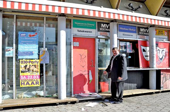 Vaterstettens Bürgermeister Georg Reitsberger will den »Schandfleck« Kiosk beseitigt wissen und endlich wieder geordnete Verhältnisse am S-Bahnhof Baldham. 	Foto: Sybille Föll