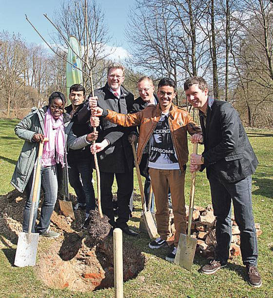 Der bayerische Umweltminister Marcel Huber (3. von links) mit jugendlichen Projektteilnehmern. Foto: ÖBZ