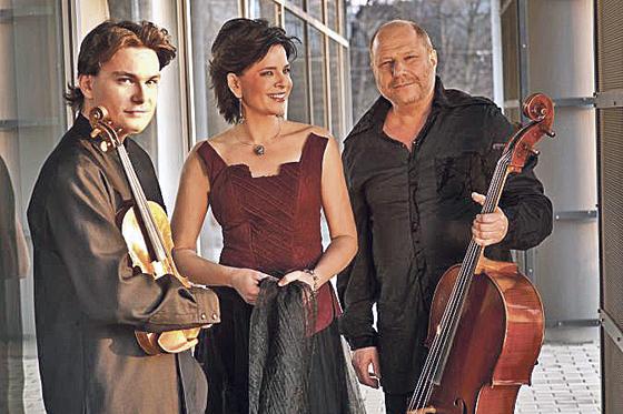 Das Smetana-Trio aus Prag mit Jiri Vodicka, Jutka Cechova und Jan Palenicek (v.l.n.r.).	Foto: VA