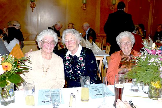 Irmengard Pickel (65 Jahre Mitgliedschaft), Hildegard Huber (65 Mitgliedschaft) und Maria Giesser (von links). 	Foto: Verein