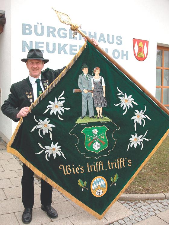 »Wies trifft, triffts«: Die Fahne der SG Edelweiß, die Schützenmeister Georg Bockmaier präsentiert, trägt das Vereinsmotto, das auch für die rund 4.000 Schützen, die zum 81. Gauschießen nach Neukeferloh eingeladen sind, gelten wird.	Foto: Verein
