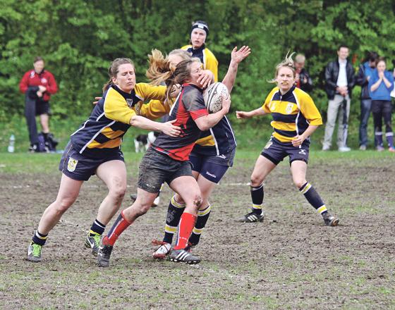 Wie kämpferisch und körperlich Mädels rangehen können, zeigen die erfolgreichen Rugby-Spielerinnen der Stusta.	Foto: Verein